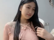 可愛的娃娃音清純美少女直播挑逗
